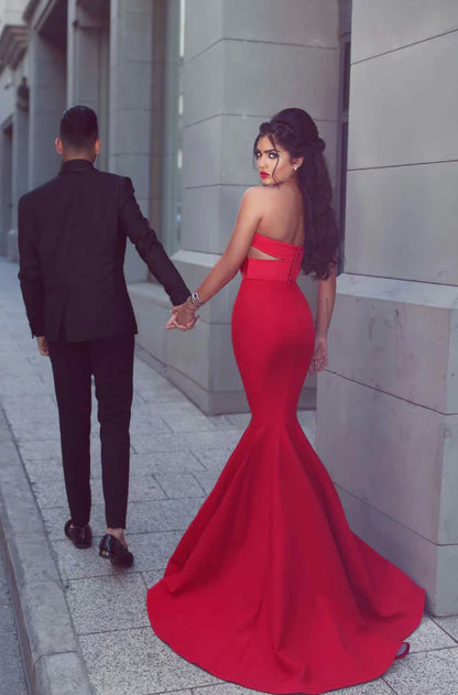 Hermosos vestidos de fiesta largos rojos de sirena sin tirantes, escote corazón, sin mangas y espalda abierta 