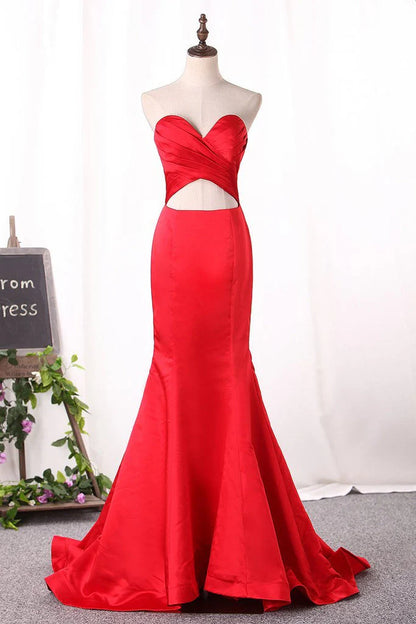 Hermosos vestidos de fiesta largos rojos de sirena sin tirantes, escote corazón, sin mangas y espalda abierta 
