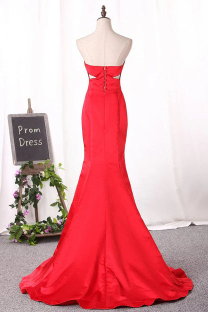 Hermosos vestidos de fiesta largos rojos de sirena sin tirantes, escote corazón, sin mangas y espalda abierta 