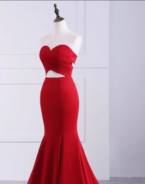 Hermosos vestidos de fiesta largos rojos de sirena sin tirantes, escote corazón, sin mangas y espalda abierta 