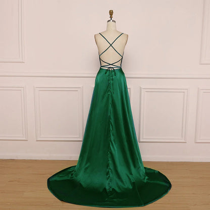 Vestidos de fiesta largos de satén verde con escote redondo y abertura alta, sin mangas y cruzados. 
