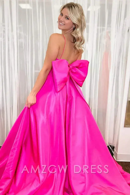 Vestido de fiesta largo de satén con tirantes finos en rosa intenso de Amzcw, corte A y lazo grande