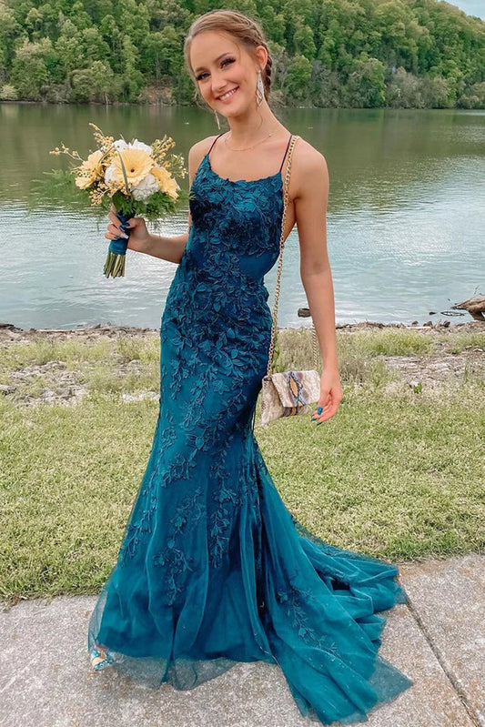 Vestido de noche de encaje estilo sirena con tirantes finos y espalda descubierta con apliques 