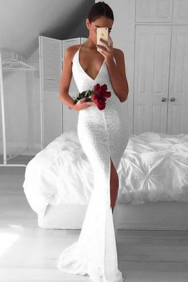 Vestido de fiesta de encaje blanco con escote en V profundo, tirantes cruzados, abertura y cola larga.