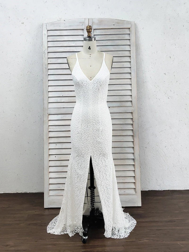 Vestido de fiesta de encaje blanco con escote en V profundo, tirantes cruzados, abertura y cola larga.