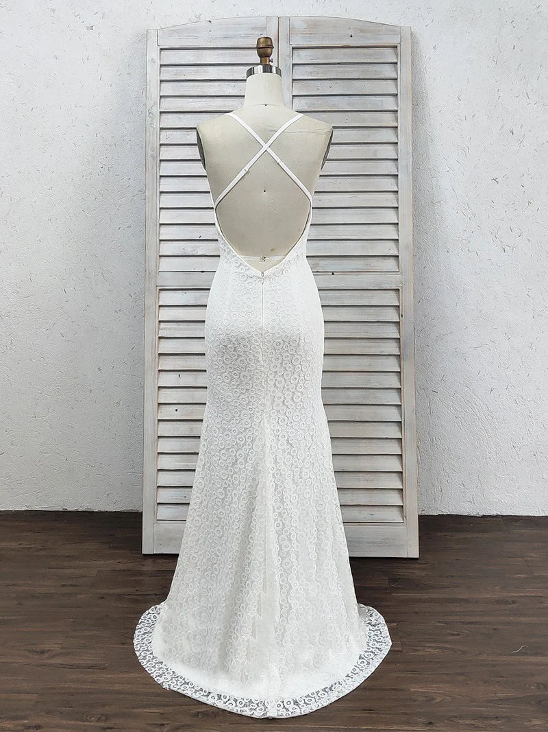 Vestido de fiesta de encaje blanco con escote en V profundo, tirantes cruzados, abertura y cola larga.