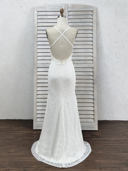 Vestido de fiesta de encaje blanco con escote en V profundo, tirantes cruzados, abertura y cola larga.