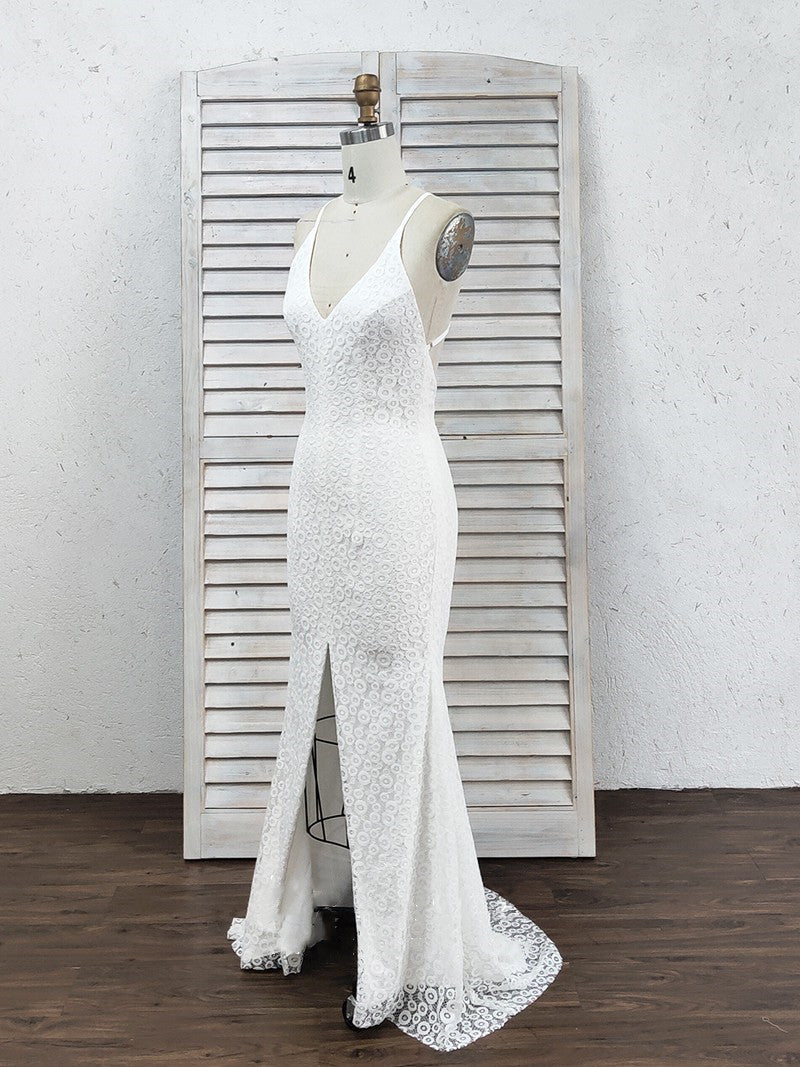 Vestido de fiesta de encaje blanco con escote en V profundo, tirantes cruzados, abertura y cola larga.