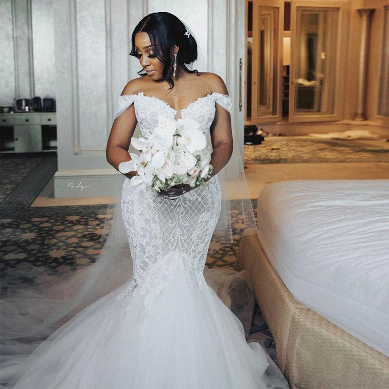 Vestidos de novia de tul con hombros descubiertos y encaje de sirena