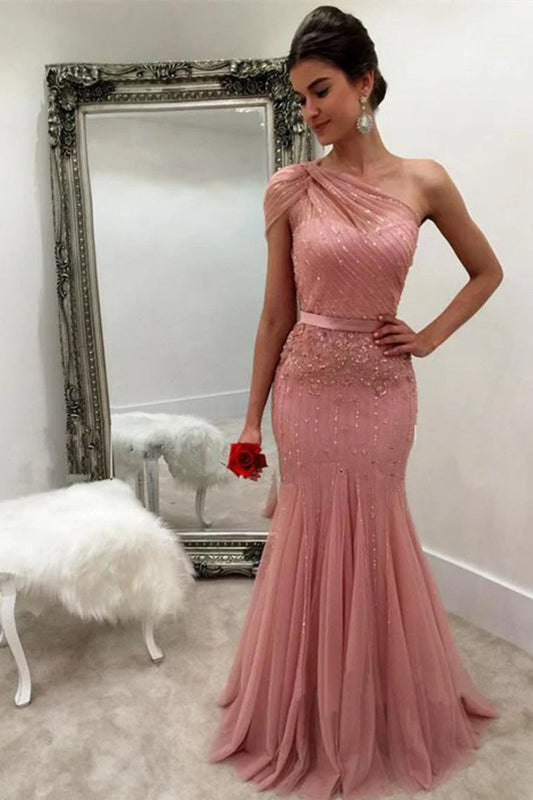Vestido de fiesta de sirena con un solo hombro, tul, cuentas y fajín, cola larga