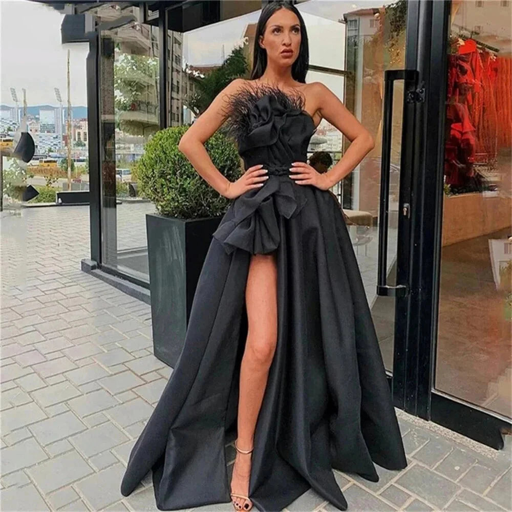Vestidos de fiesta de satén con plumas y abertura sin tirantes de primera calidad 
