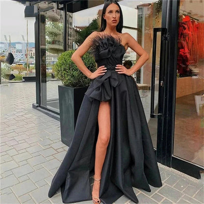 Vestidos de fiesta de satén con plumas y abertura sin tirantes de primera calidad 