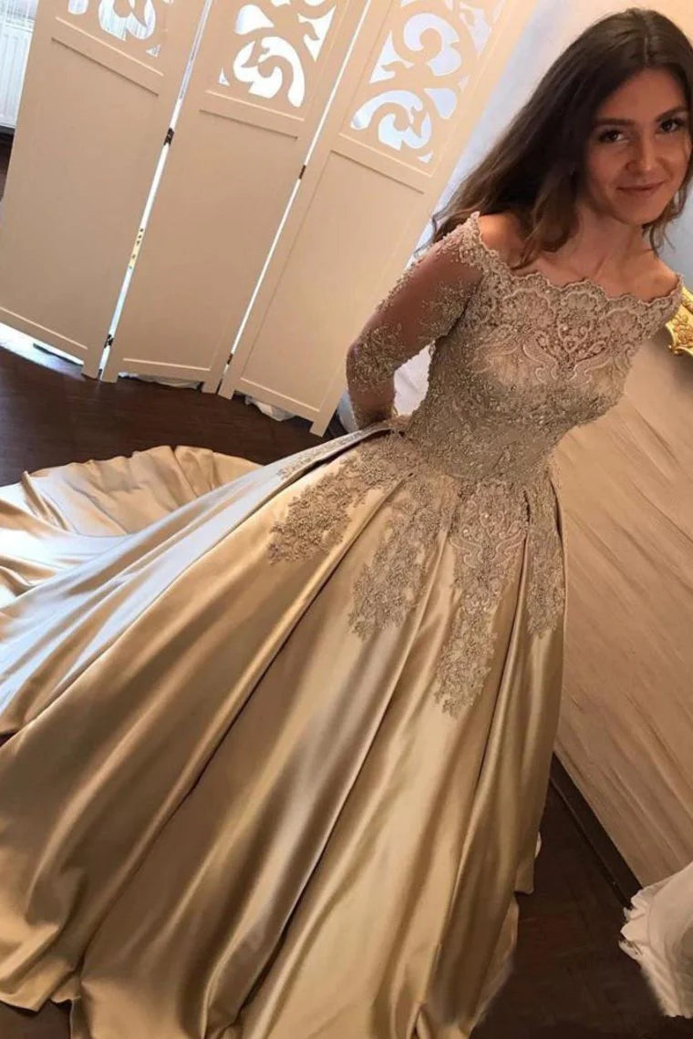 Vestido de fiesta de satén con mangas largas y hombros descubiertos, con apliques y cola larga 