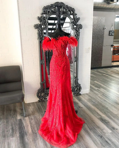 Vestidos de noche largos con apliques de encaje y plumas de sirena con hombros descubiertos 