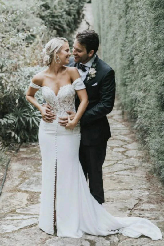 Vestidos de novia de sirena con escote corazón y cola y abertura en los hombros