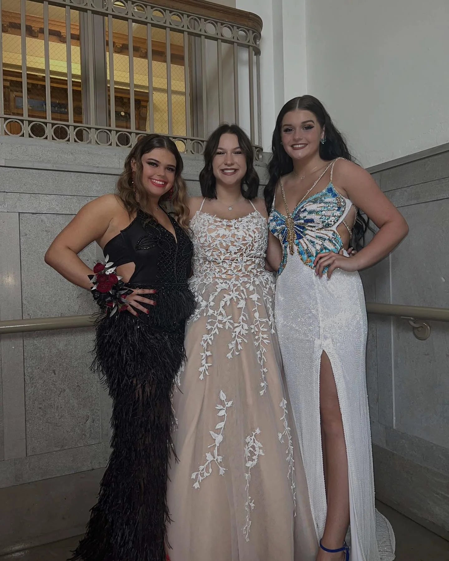 Vestido de fiesta de talla grande con tirantes finos, largo hasta el suelo y apliques 