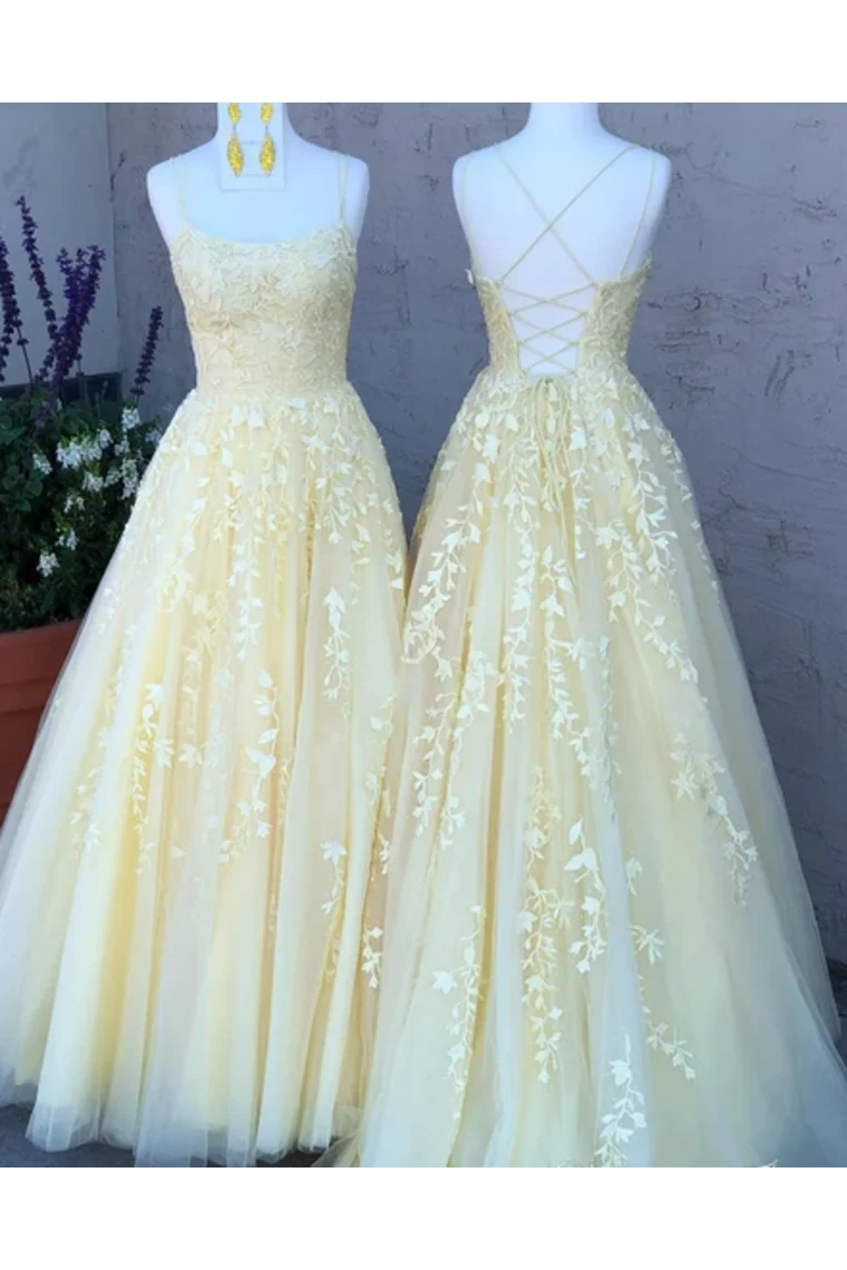 Vestido de fiesta de talla grande con tirantes finos, largo hasta el suelo y apliques 