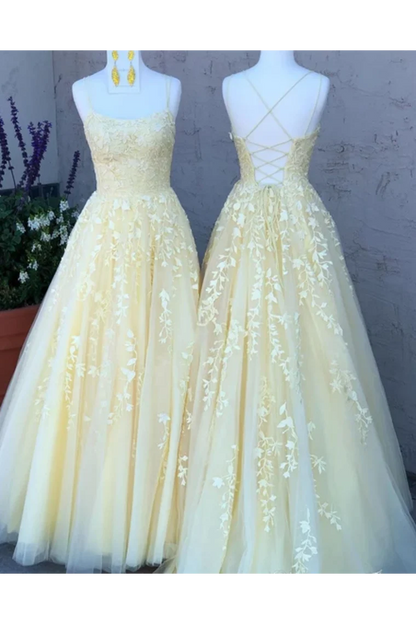 Vestido de fiesta de talla grande con tirantes finos, largo hasta el suelo y apliques 