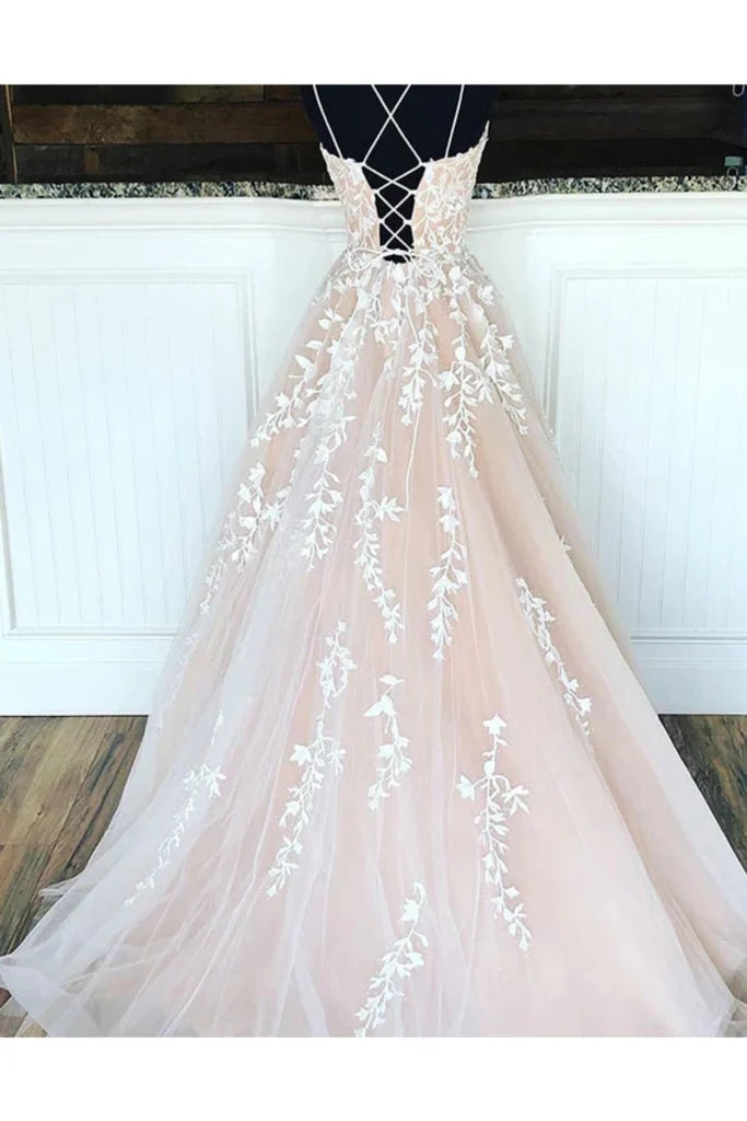 Vestido de fiesta de talla grande con tirantes finos, largo hasta el suelo y apliques 