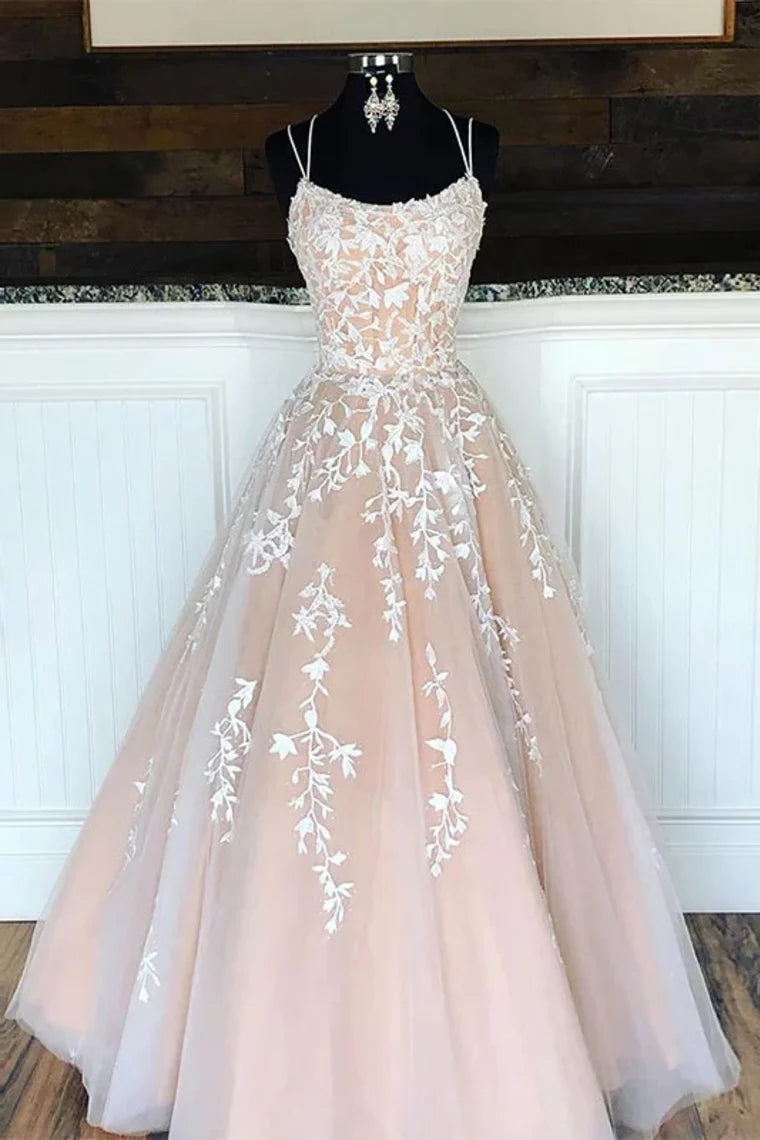 Vestido de fiesta de talla grande con tirantes finos, largo hasta el suelo y apliques 