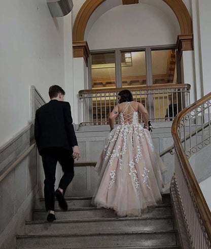 Vestido de fiesta de talla grande con tirantes finos, largo hasta el suelo y apliques 