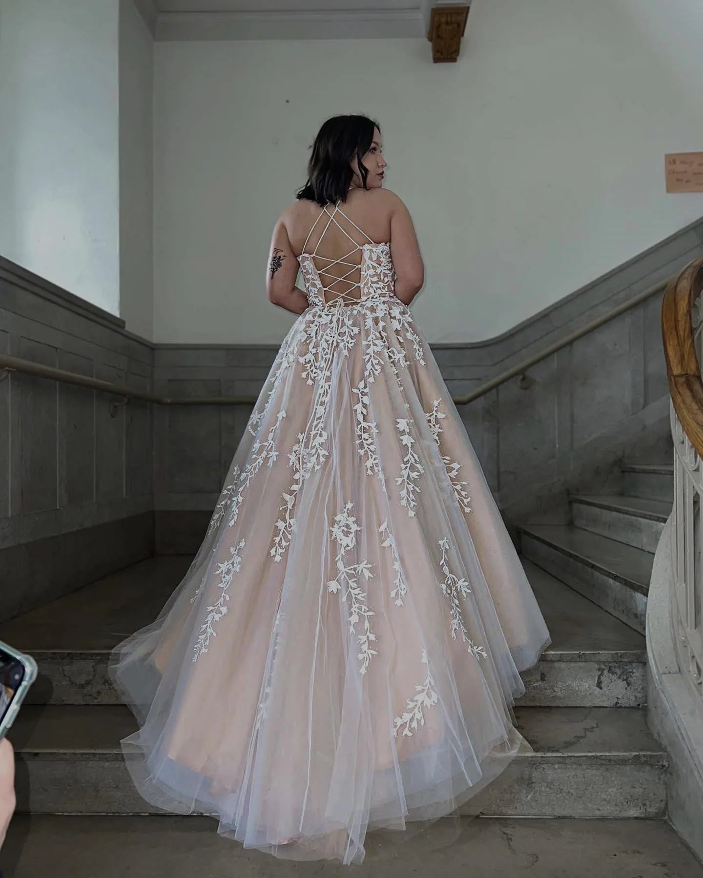 Vestido de fiesta de talla grande con tirantes finos, largo hasta el suelo y apliques 