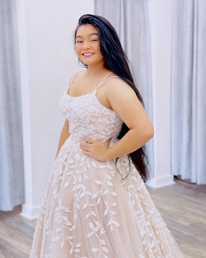 Vestido de fiesta de talla grande con tirantes finos, largo hasta el suelo y apliques 