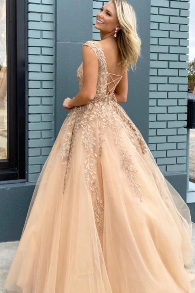 Vestido de fiesta de tul, corte A, escote redondo, cola larga y apliques 
