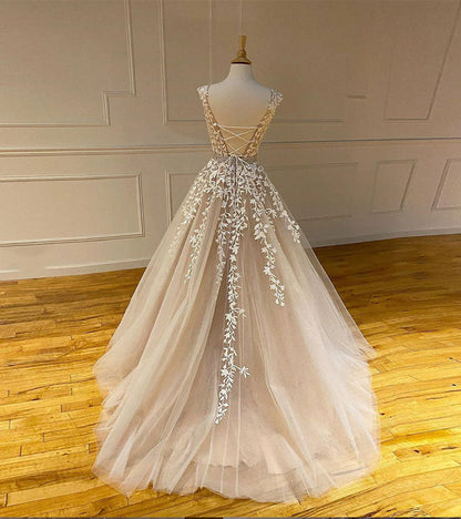 Vestido de fiesta de tul, corte A, escote redondo, cola larga y apliques 