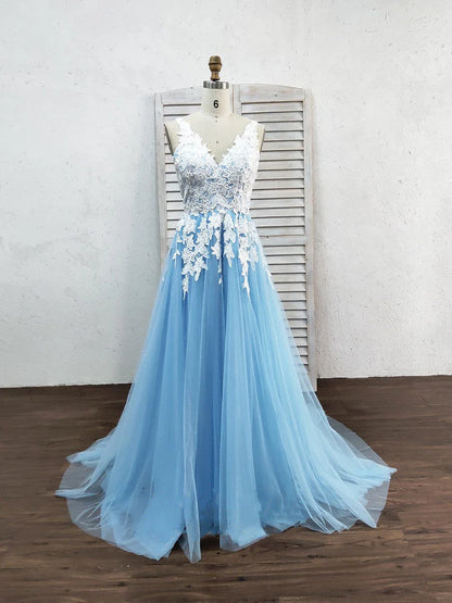 Vestido de fiesta de tul, corte en A, escote en V, cola larga y apliques 