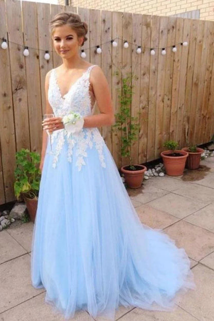 Vestido de fiesta de tul, corte en A, escote en V, cola larga y apliques 
