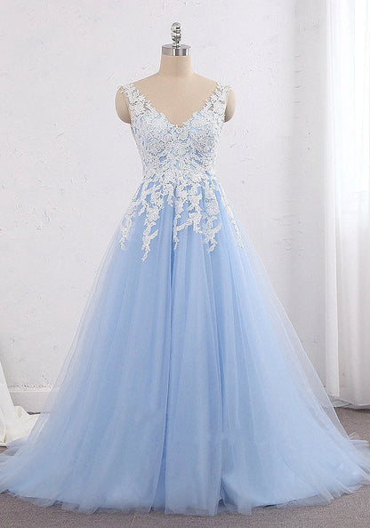 Vestido de fiesta de tul, corte en A, escote en V, cola larga y apliques 
