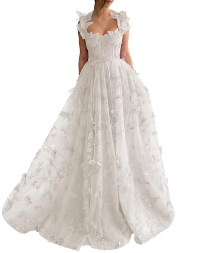 Vestido de fiesta elegante de corte A, formal, con cola larga y sin mangas, escote cuadrado, tul con pliegues, aberturas, apliques y mariposas 3D.