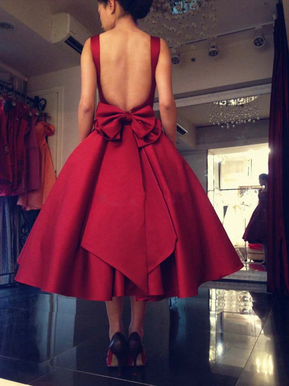 Vestidos de fiesta sexys con tirantes y espalda abierta de satén con lazo y largo hasta la rodilla 