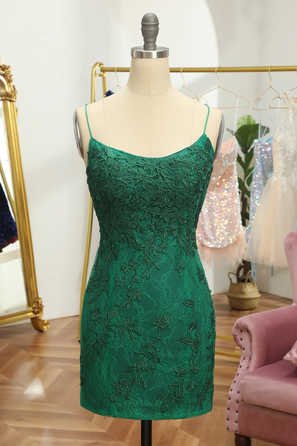 Vestidos de fiesta con tirantes finos, apliques de encaje y largo superior
