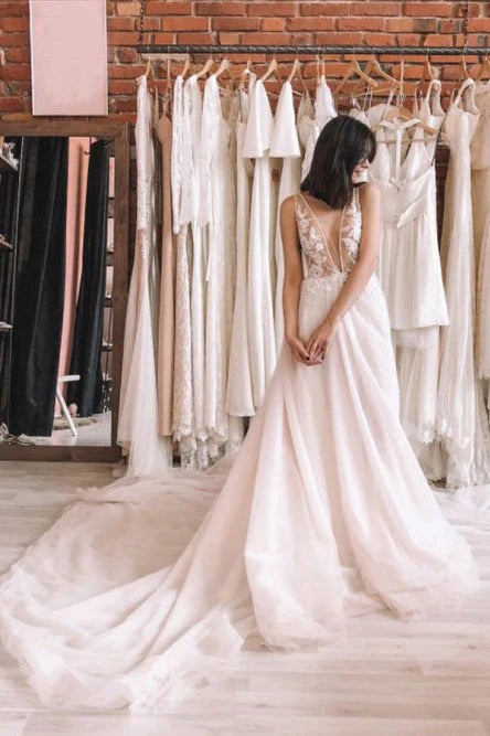 Vestido de novia de tul con escote en V y apliques de encaje 