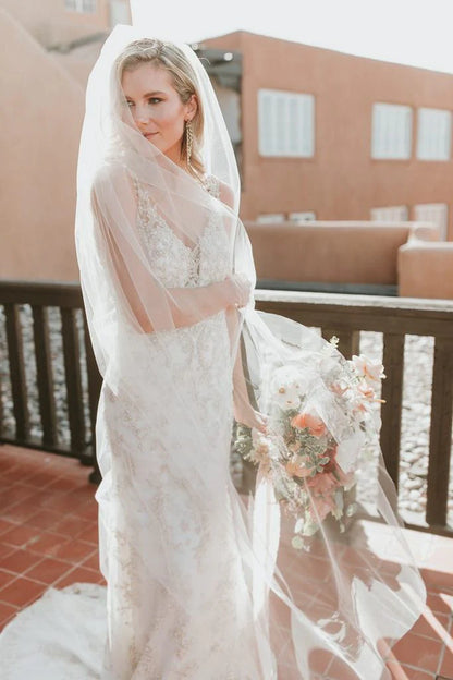 Vestido de novia de corte sirena, sin mangas, espalda abierta, encaje, escote en V, cuentas y cola larga 