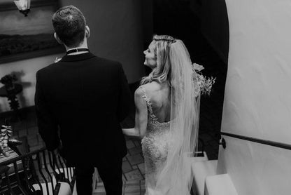 Vestido de novia de corte sirena, sin mangas, espalda abierta, encaje, escote en V, cuentas y cola larga 