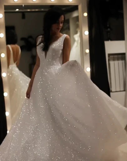 Vestidos de novia con lentejuelas marfil brillantes, escote en V y tirantes sin espalda 