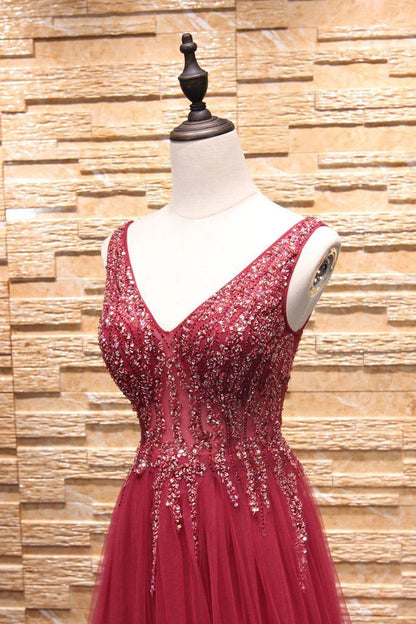 Vestido de fiesta largo de tul con escote en V, cuentas y corte A en color burdeos, sin mangas, con abertura y espalda descubierta 