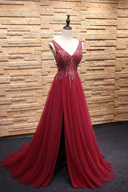 Vestido de fiesta largo de tul con escote en V, cuentas y corte A en color burdeos, sin mangas, con abertura y espalda descubierta 