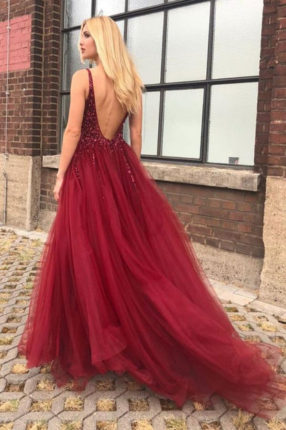 Vestido de fiesta largo de tul con escote en V, cuentas y corte A en color burdeos, sin mangas, con abertura y espalda descubierta 