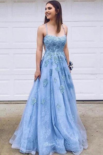 Vestido de fiesta azul cielo de tul con tirantes finos, espalda cruzada y apliques de encaje. 