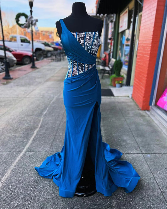 Vestido de fiesta de sirena con un solo hombro y pedrería 