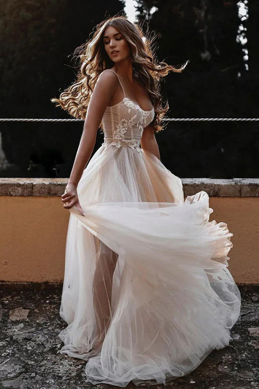 Vestido de novia elegante con espalda abierta, escote redondo y tirantes finos 