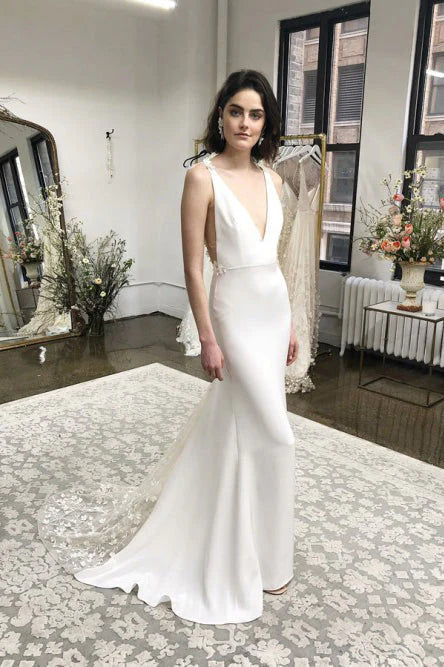 Vestidos de novia de sirena con tirantes finos de licra y apliques de cola larga
