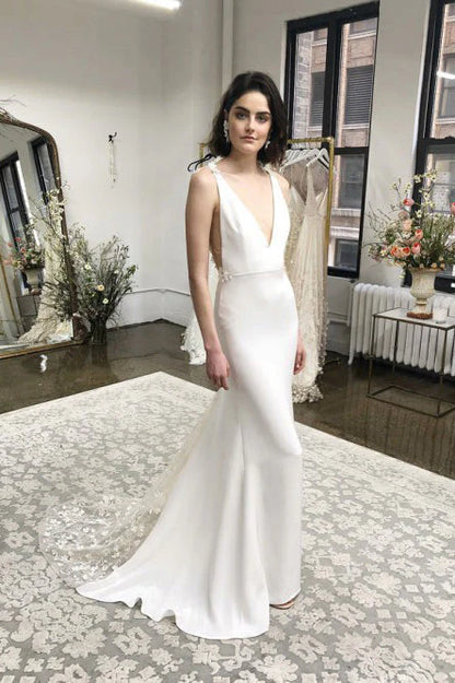 Vestidos de novia de sirena con tirantes finos de licra y apliques de cola larga