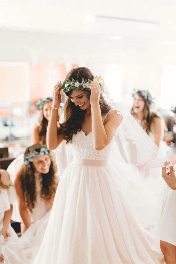 Vestidos de novia con tirantes finos, corte en A, tul y apliques, cola de corte 