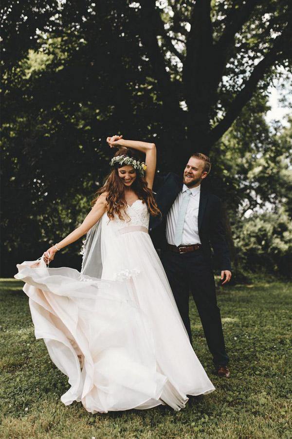 Vestidos de novia con tirantes finos, corte en A, tul y apliques, cola de corte 