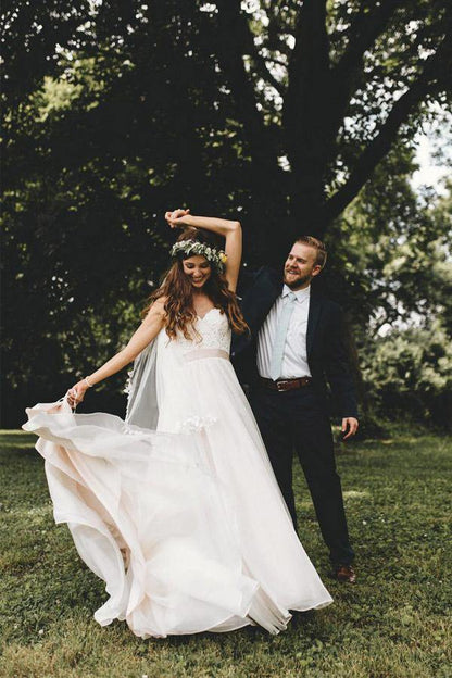 Vestidos de novia con tirantes finos, corte en A, tul y apliques, cola de corte 